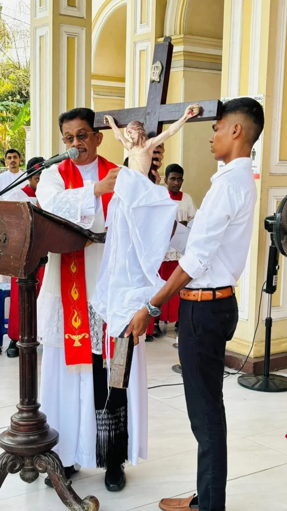 කුරුස ප්‍රතිමාව අවස්ථා 3 ක දී කොටසින් කොටස නිරාවරණය කිරීම