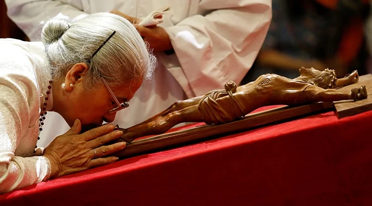 කුරුසය ප්‍රතිමාව සිපාචාර කිරීම