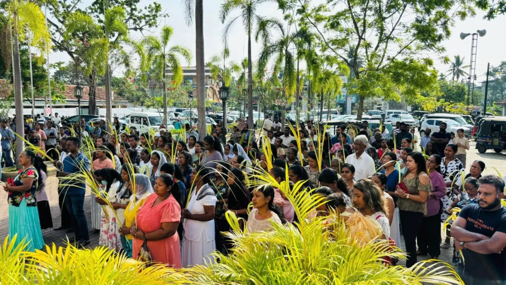 ගොබ් කොළ අතින් ගෙන පෙරහැර පැවැත්වීම