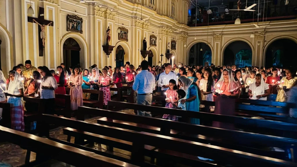 ජනතාව ඉටි පහන් දල්වාගෙන පහන් පෙරහැරට සහභාගි වෙමින් උන්වහන්සේගේ උත්ථානයට සාක්ෂි දරයි