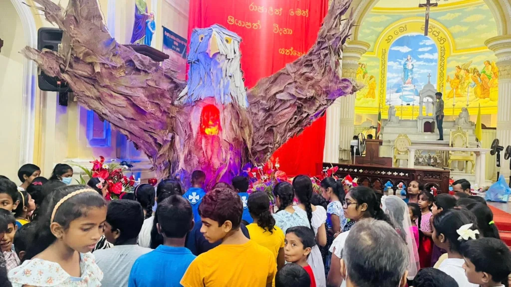 දිව්‍ය සත්ප්‍රසාද වහන්සේ විශේෂ මණ්ඩපයක් කරා වැඩම කිරීම සහ එහි තැන්පත් කිරීම 
