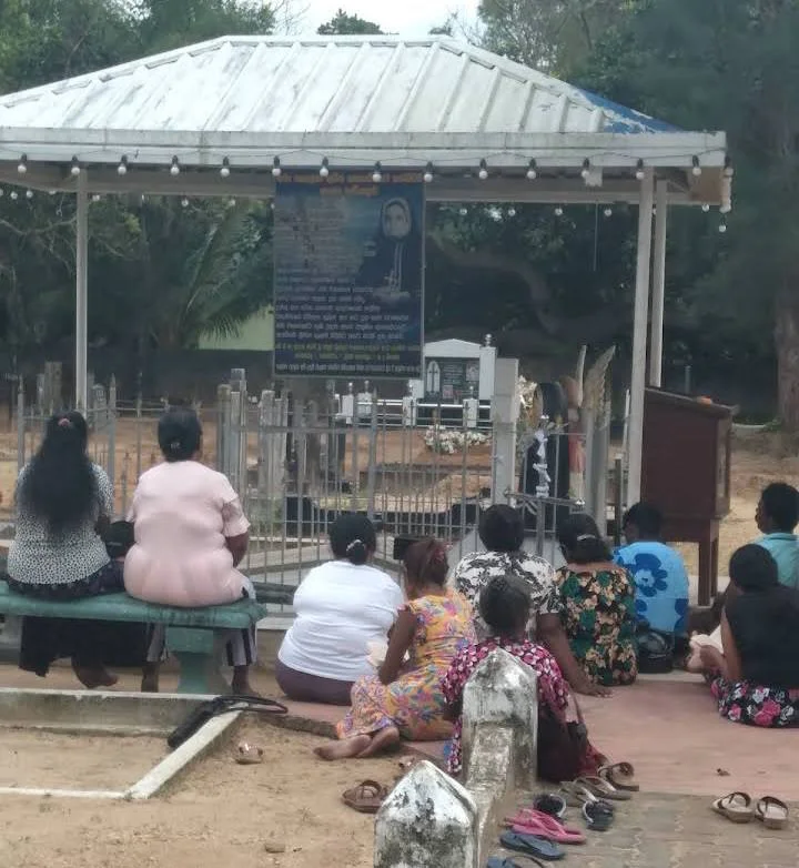 දේව සේවිකා ගෝනවිල සිස්ටර් හෙලේනා තුමිය මිහිදන් කර ඇති ස්ථානයේ යාච්ඤා කරන සැදැහැවතුන්