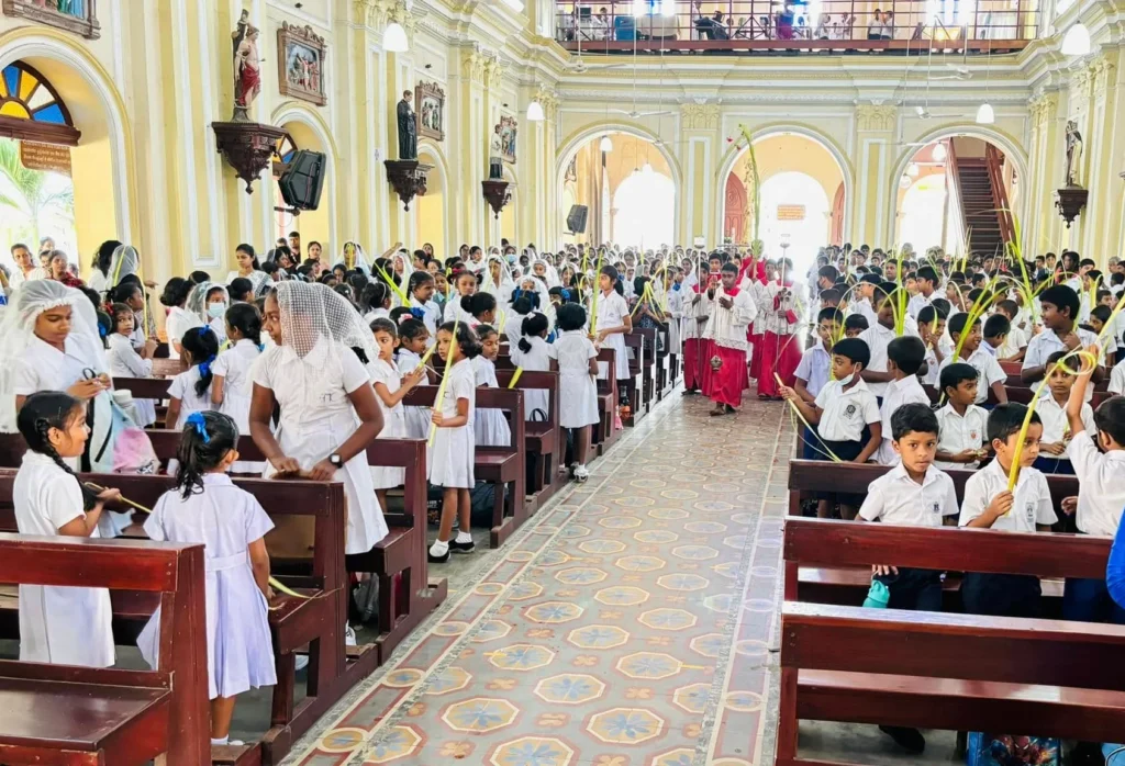ගොබ් අතු රැගත් පෙරහැර අල්තාරය කරා ගමන් කරන අවස්තාව.