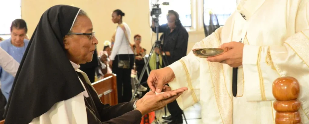 දිව්‍ය සත්ප්‍රසාද වහන්සේ අතට ලබා දීම